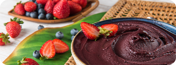 Tigela de açaí cremoso com morangos adicionados